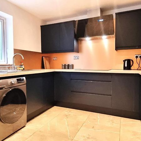Spacious 6 Bedroom House, 4 Bathrooms, Central, 2 Parking Spaces Swindon Eksteriør billede