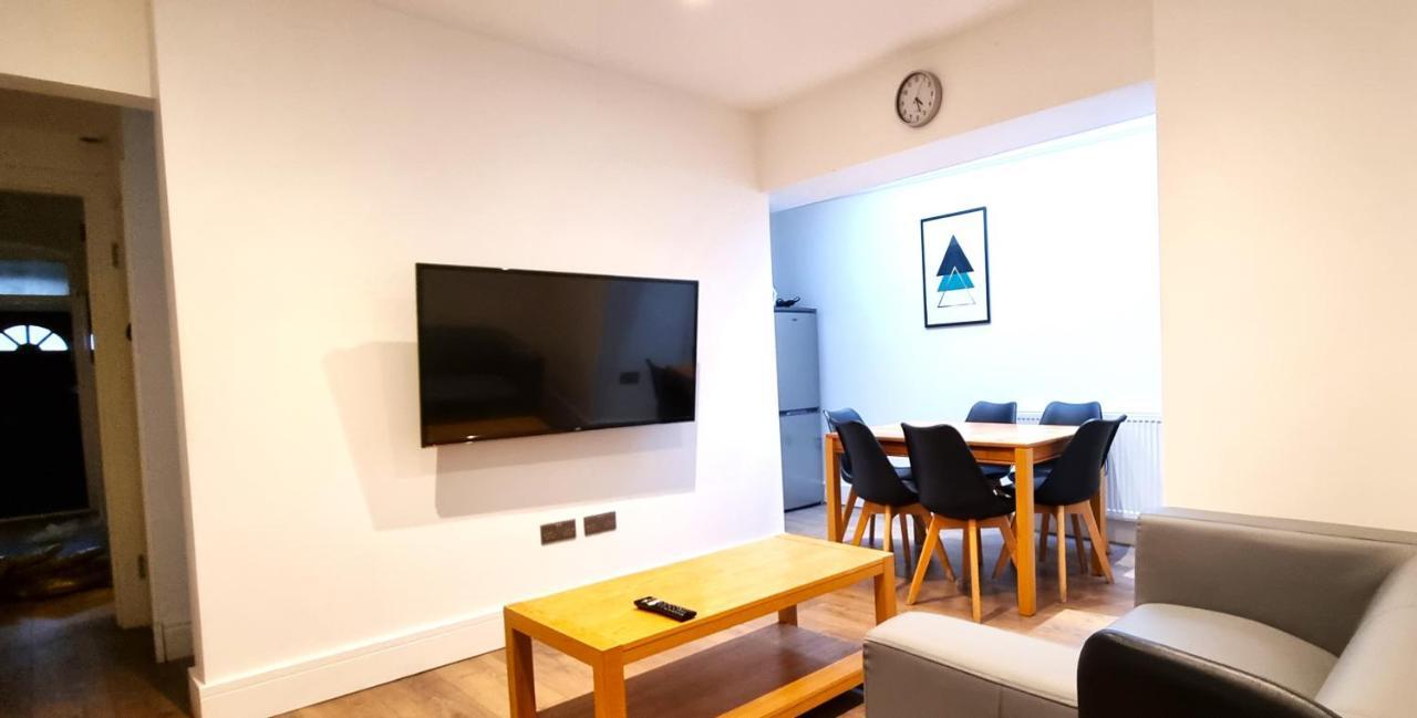 Spacious 6 Bedroom House, 4 Bathrooms, Central, 2 Parking Spaces Swindon Eksteriør billede