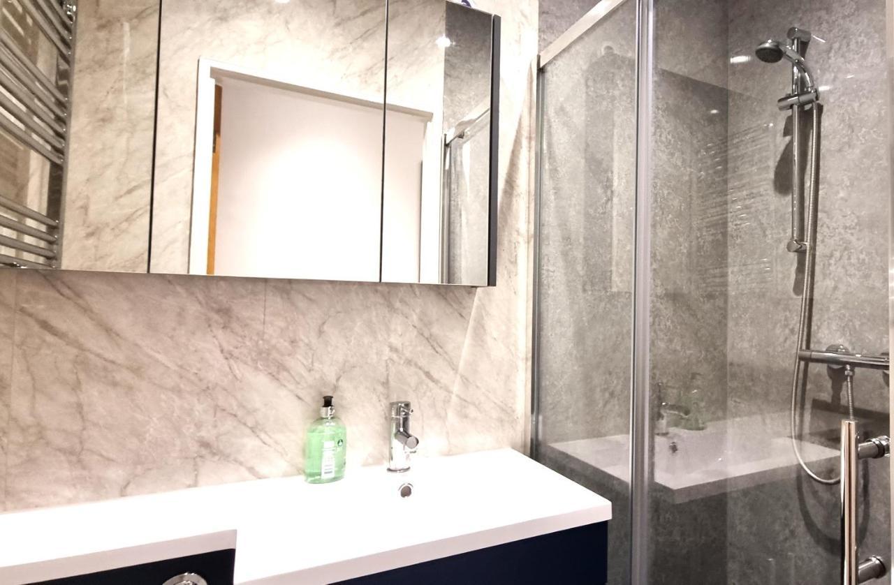 Spacious 6 Bedroom House, 4 Bathrooms, Central, 2 Parking Spaces Swindon Eksteriør billede