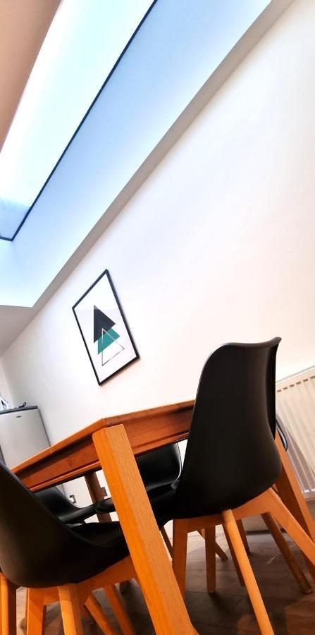 Spacious 6 Bedroom House, 4 Bathrooms, Central, 2 Parking Spaces Swindon Eksteriør billede