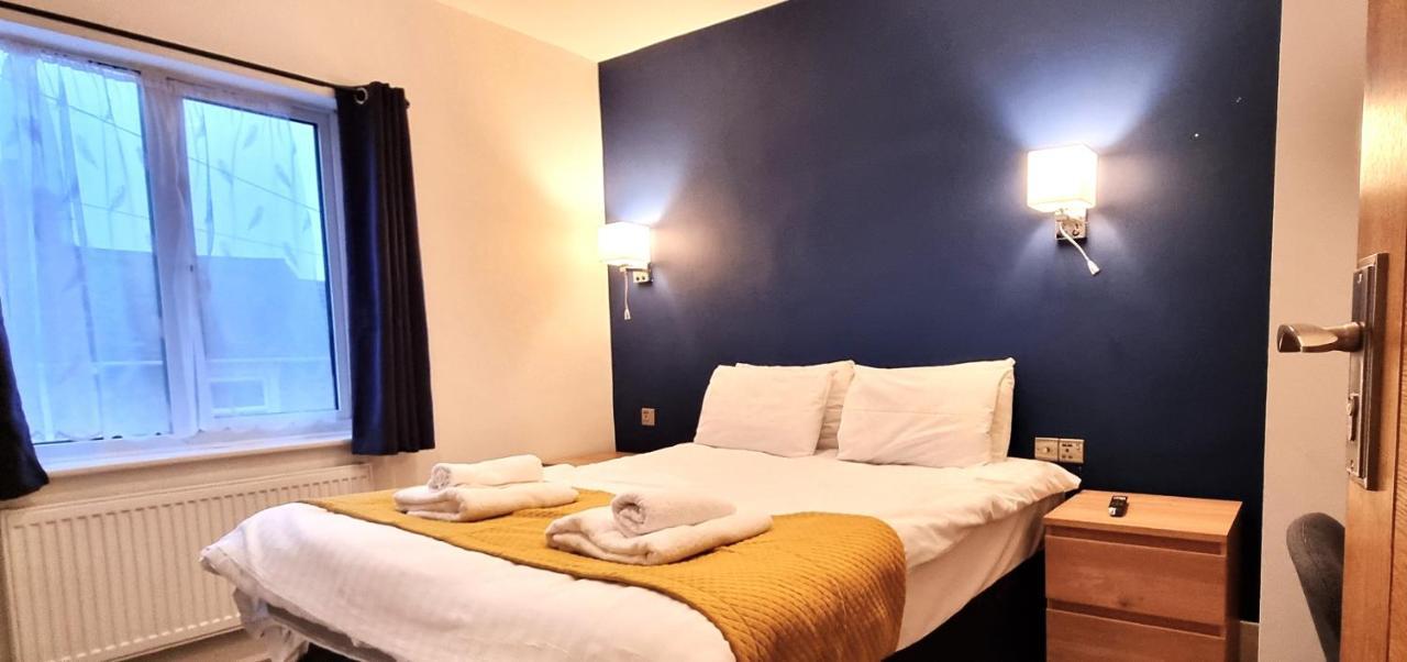 Spacious 6 Bedroom House, 4 Bathrooms, Central, 2 Parking Spaces Swindon Eksteriør billede