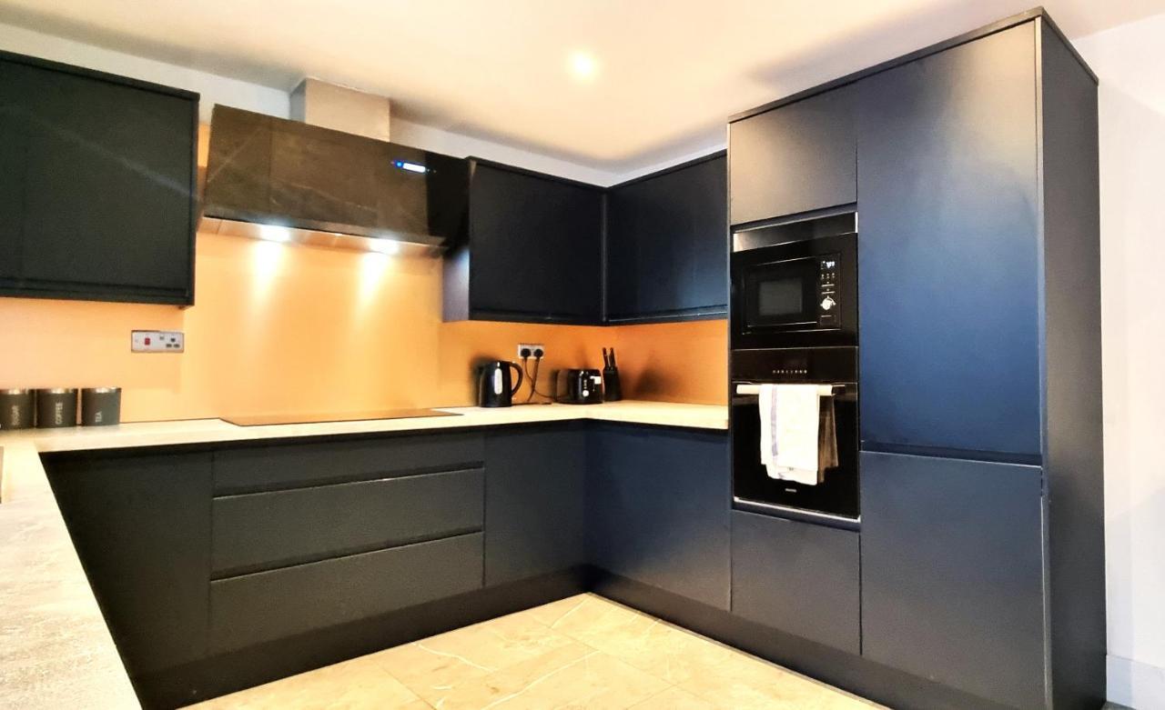 Spacious 6 Bedroom House, 4 Bathrooms, Central, 2 Parking Spaces Swindon Eksteriør billede